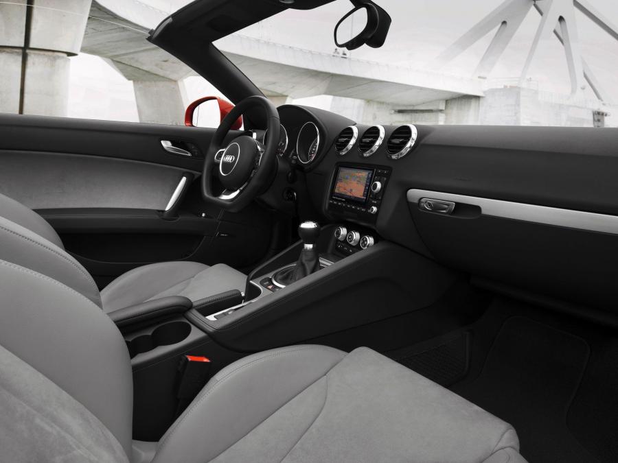 Интерьер Audi TT 1.8 TFSI Roadster (8J) 2010 года  (WW) (фото 3 из 16)